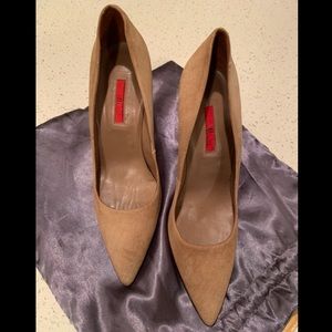 Carolina Herrera Camel Tan Suede Heels Pumps 40
